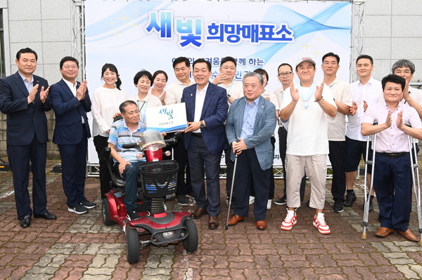 ▲ 이재준 수원특례시장이 현판식 참석자들과 단체사진을 촬영하고 있다.
