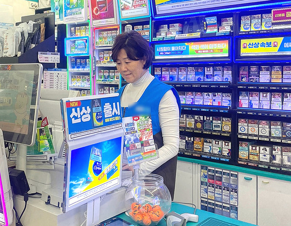 ▲ 새로운 노인일자리 '행복한 편의점' 근무 전경.
