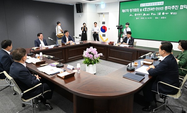 ▲ 안산시 경기 중부권 6개 시와 지하철 4호선 증차 추진 위한 업무협약 체결 모습.