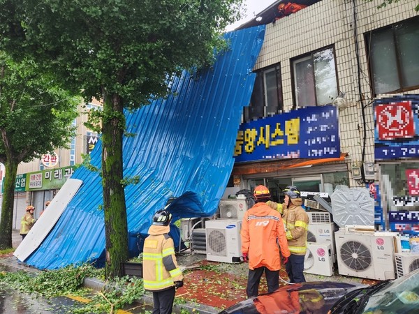 ▲ 순천시 장천동 상가 강판지붕 안전조치 실시 모습.