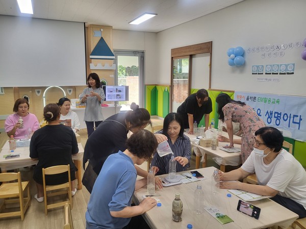 광명시가 지구를 살리는 친환경 실천운동의 확산을 위해 ‘찾아가는 올바른 EM 활용 방법 교육’을 실시하고 있다