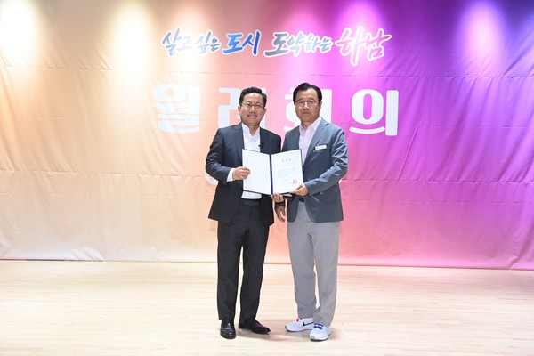 ▲ 이현재 하남시장(오른쪽)과 김경도 매일경제TV 대표(왼쪽).