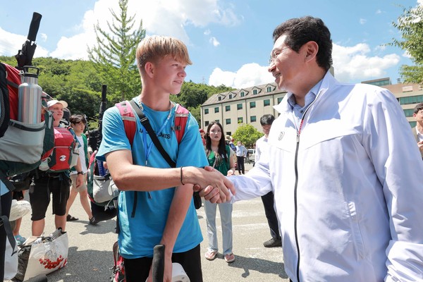 ▲ 이상일 용인특례시장이 잼버리 대원의 임시숙소인 명지대를 찾아 대원들과 인사를 나누고 있다.