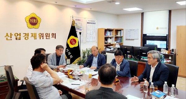 ▲ 인천시의회 산경위 지난 11일 위원장실에서 인천경제청 김진용 청장을 불러 R2 부지 개발사업 특혜의혹 관련 긴급회의.