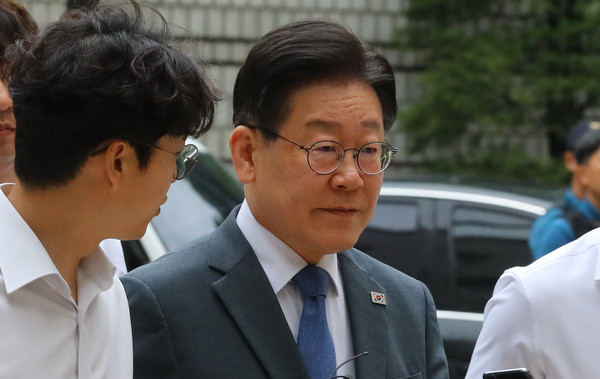 ▲ 이재명 더불어민주당 대표가 11일 서울 서초구 서울중앙지법에서 열린 '故김문기·백현동 허위 발언' 관련 공직선거법 위반 혐의' 10차 공판에 출석하고 있다. /뉴시스
