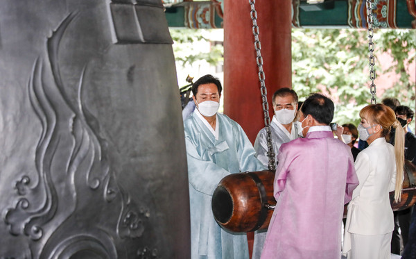 ▲ 광복절인 15일 오후 서울 종로구 보신각에서 열린 제77주년 광복절 기념 타종 행사에서 오세훈 서울시장, 김현기 서울시의장, 독립유공자 가족, 소프라노 조수미 등 참석자들이 타종을 하고 있다. /뉴시스