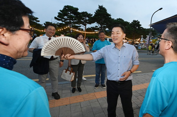 ▲ 이재준 수원시장이 시민들과 함께하고 있다.