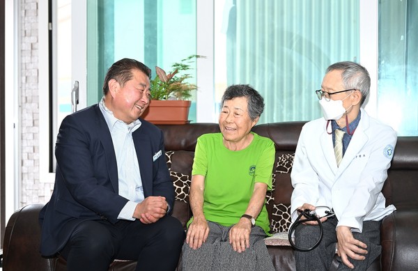 ▲ 김경일 파주시장이 대성동 마을을 방문해 고엽제 민간인 피해자를 위로하고 있다.