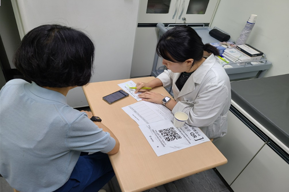 ▲ 마약류 익명검사 실시를 위해 사전질문지에 대한 답변을 작성하고 대상 여부를 확인하고 있다.
