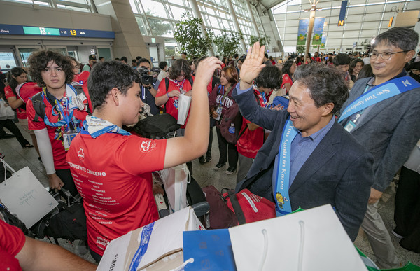 ▲ 12일 오전 인천공항 제1여객터미널 출국장에서 인천국제공항공사 이학재 사장(사진 오른쪽)이 출국하는 잼버리 대원들에게 인천공항 기념품 및 여행용품 등을 기념품으로 전달하며 환송하고 있다.