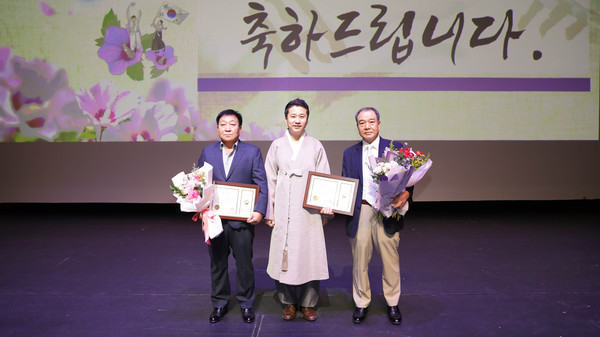 ▲ 사진 왼쪽부터 최영훈 수상자, 송바우나 의장, 조한구 수상자의 모습.