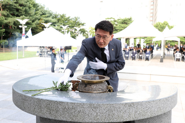 ▲ 현충탑 참배하는 수원특례시의회 김기정 의장.