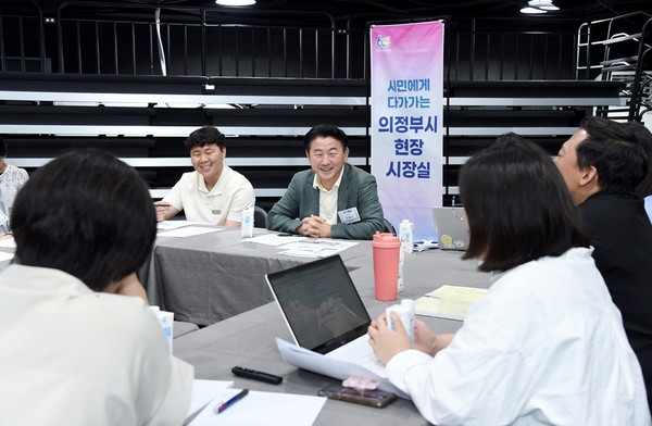▲ 김동근 의정부시장이 문화도시 운영 관련 의견을 청취하고 있다.
