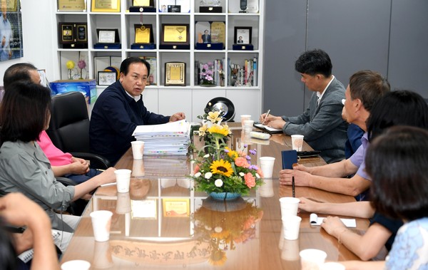 ▲ 이권재 오산시장이 운암뜰 AI시티 도시개발사업 토지주 면담을 진행하고 있다.