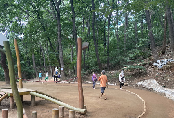 ▲ 과천시민들이 황톳길을 걷고 있다.