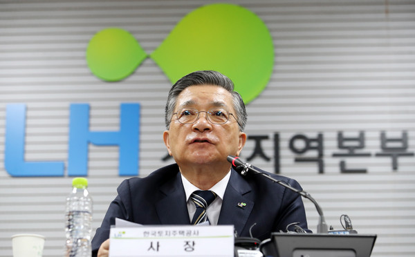 ▲ 이한준 LH 사장이 11일 오전 서울 강남구 LH 서울지역본부에서 열린 긴급 기자회견에서 발언하고 있다. /뉴시스
