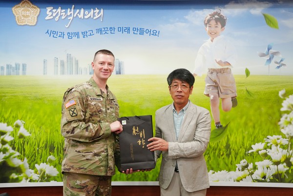 ▲ 평택시의회 유승영 의장, 미 육군 험프리스 수비대 기지 사령관 접견 기념촬영.