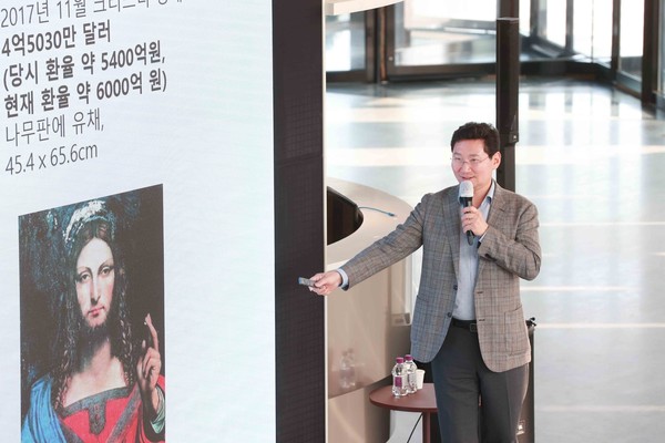 ▲ 이상일 용인특례시장이 스토리가 있는 그림의 세계를 주제로 특강을 하고 있다.