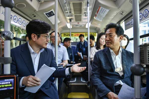 ▲ 김병수 김포시장(좌)과 오세훈 서울시장이 서울동행버스에 탑승해 대화를 나누고 있다.