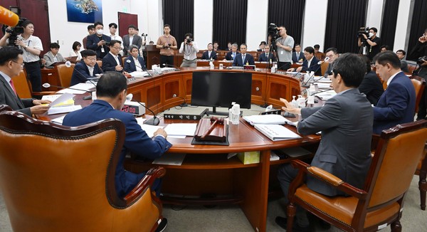 ▲ 김규현 국가정보원장이 17일 서울 여의도 국회에서 열린 정보위원회 전체회의에 참석해 회의 시작을 기다리고 있다. /뉴시스