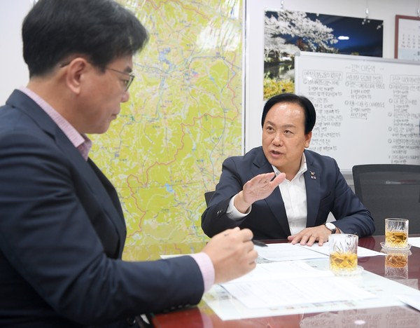 ▲ 이권재 오산시장이 국회를 찾아 지역예산 확보 협력을 부탁하고 있다.