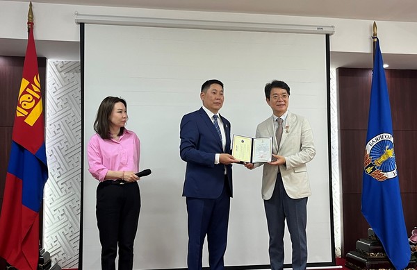 ▲ 정원오 성동구청장 몽골 울란바토르시 명예시민 훈장 수여식.