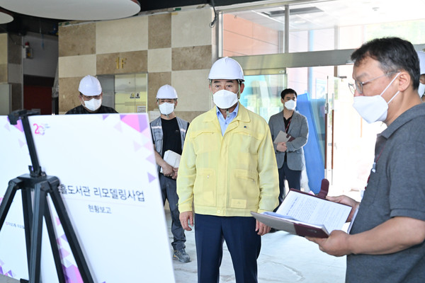 ▲ 백영현 포천시장이 소흘도서관 리모델링 현장에 방문했다.