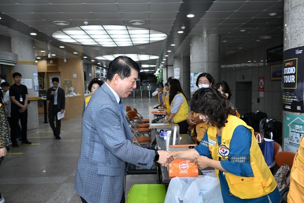 ▲ 공직자와 시민이 함께하는 행복 나눔 헌혈 행사에 참석한 백경현 구리시장 모습.