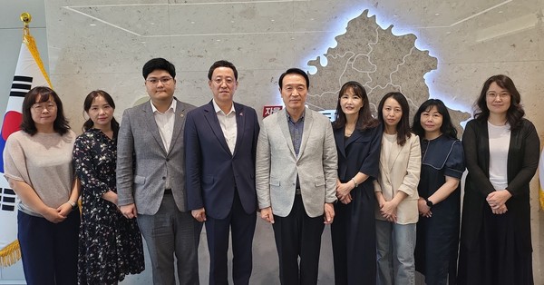 ▲ 임태희 도교육감 면담 기념촬영하는 오창준 의원(왼편에서 세 번째).