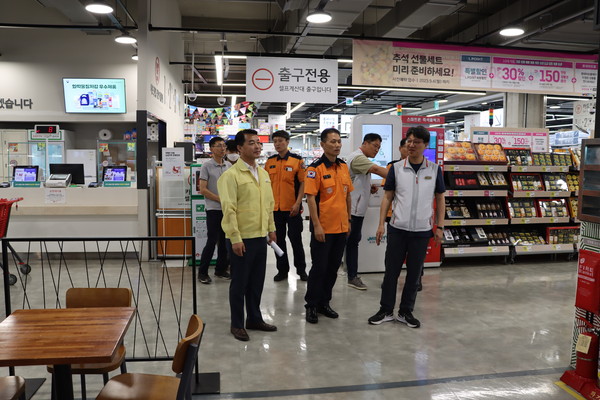 ▲ 이천소방서, 대형 판매시설 화재예방 현장 안전컨설팅 모습.