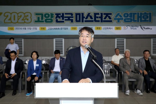 ▲ 이동환 고양특례시장이 고양 전국 마스터즈 수영대회에 참석해 인사말을 하고 있다.