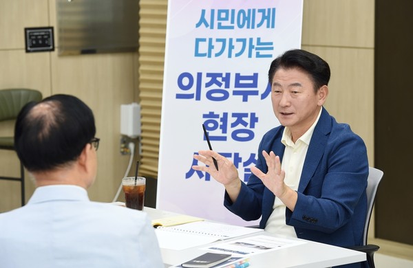 ▲ 김동근 의정부시장이 시민과 대화를 나누고 있다.