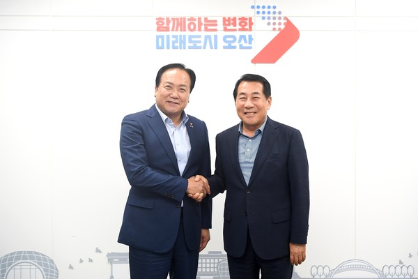 ▲ 이권재 오산시장(왼쪽)과 나동연 양산시장(오른쪽) 접견 모습.