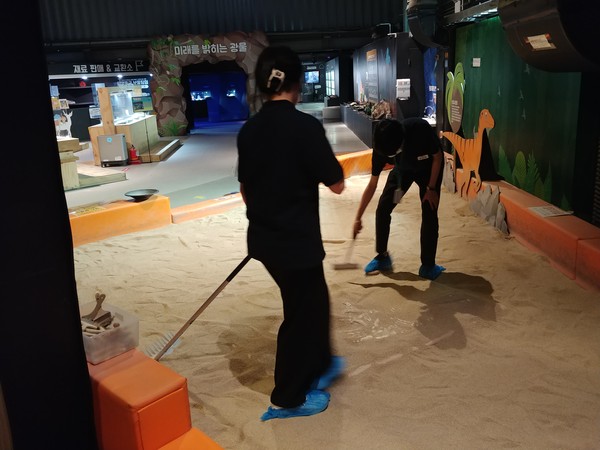 ▲ 광명동굴에서 일하는 대학생 모습.