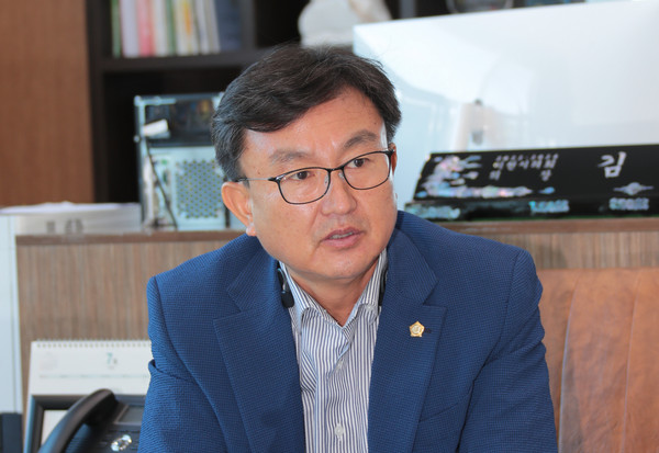 ▲ 이천시의회 김하식 의장.