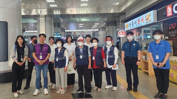 ▲ 계양서, 불법촬영기기 합동점검 및 ‘불법촬영범죄 예방 안전수칙’ 부착 현장.