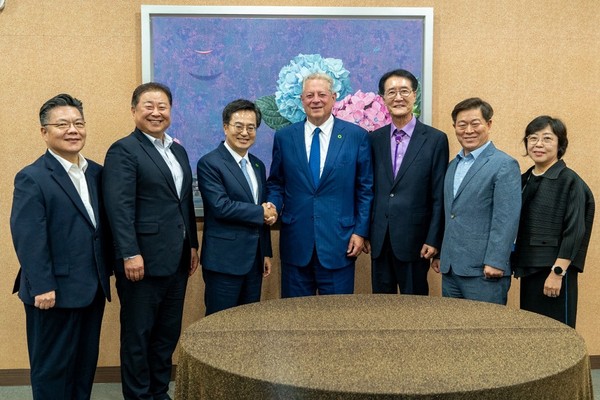 ▲ 김경일 파주시장(왼쪽에서 두번째)이 앨 고어 전 미국 부통령 간담회에 참석했다.