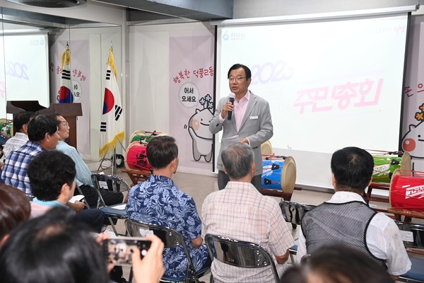 ▲ 이현재 하남시장이 덕풍2동 주민총회서 주민들과 소통하고 있다.