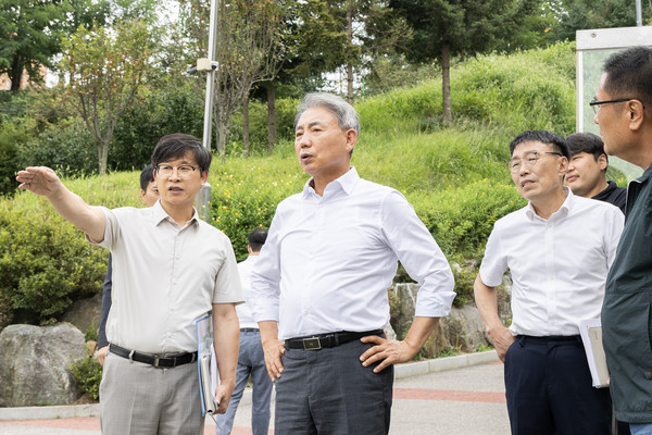 ▲ 윤환 계양구청장이 관내 공공체육시설 현장에 방문했다.