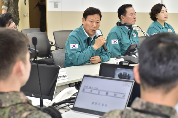 ▲ 을지훈련에 참가하는 공무원 및 관계자들을 격려하는 이재식 의장.