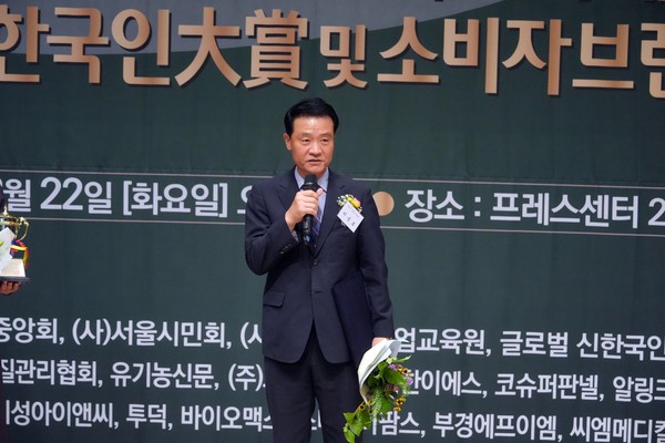 ▲ 이승로 성북구청장이 22일 한국프레스센터에서 열린 ‘2023 글로벌 신한국인 대상 ‘지자체 의정 부문 대상’ 수상 후 소감을 전한고 있다.