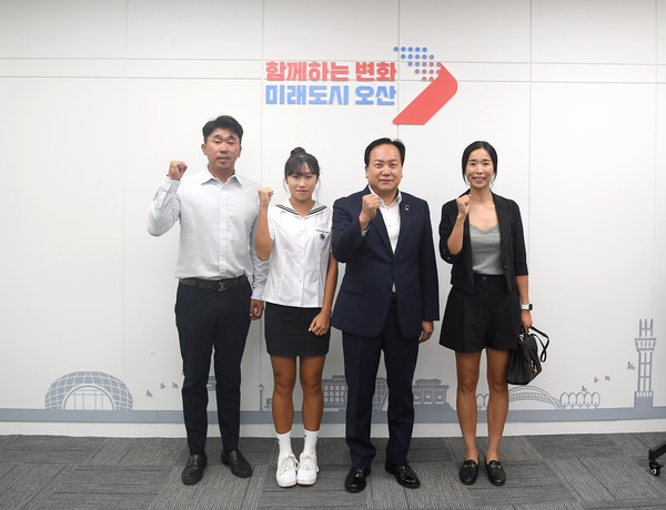 ▲ 오산시 테니스 유망주 이수빈(좌 2번째) 선수가 국제 주니어 대회 2관왕을 달성했다.