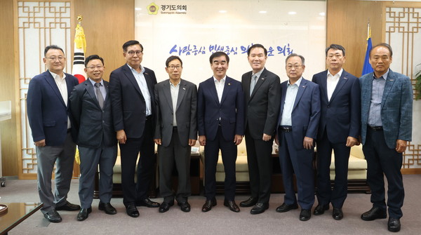 ▲ 경기지역 중소기업인 면담 기념촬영하는 참석자들과 염종현 의장(가운데).