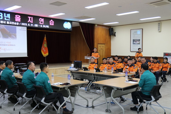 ▲ 시흥소방서 을지연습장 방문한 연제찬 부시장과 김광식 안전교통국장, 박영덕 시민안전과장.
