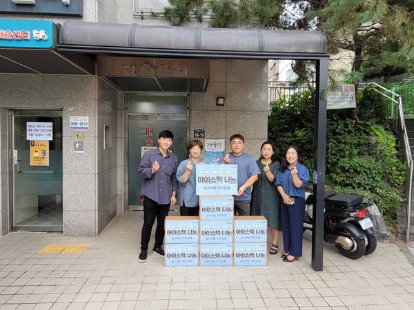 ▲ 아이스팩 전달식에서 월곡1동 관계자(좌측 2인)와 정릉시장 관계자(우측 3인)가 기념 촬영을 하고 있다.