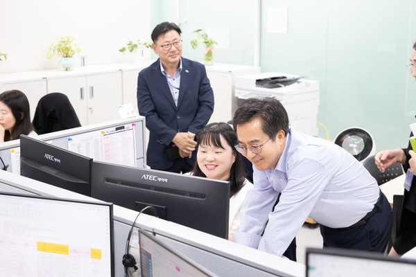 ▲ 긴급복지 핫라인 격려 방문한 김동연 경기도지사.
