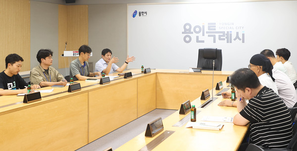 용인특례시는 지난 24일 시청 영상회의실에서 범죄 사각지대 예방과 시민들의 안전한 통행권 보장을 위해 관련 부서 회의를 열었다