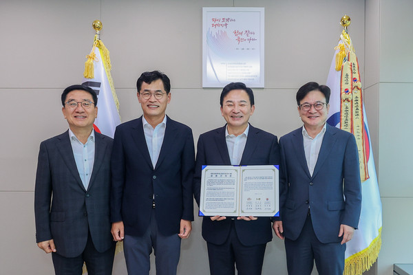 ▲ 공동건의문 전달 후 원희룡 국토교통부 장관과 기념촬영중인 지자체장들.