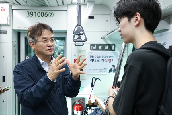 ▲ 이동환 고양시장이 서해선 일산역 연장 열차에 탑승해 시민과 이야기를 나누고 있다.