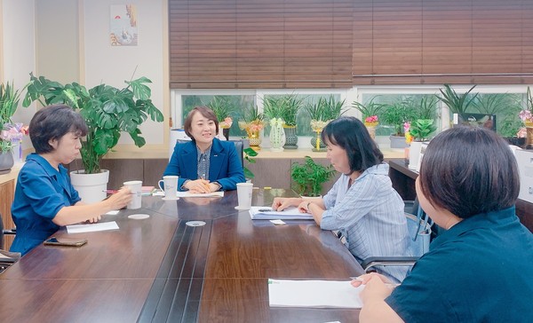 안혜영 경기도사회서비스원장이 성희롱 방지 조직문화 진단을 위한 인터뷰를 진행하고 있다.